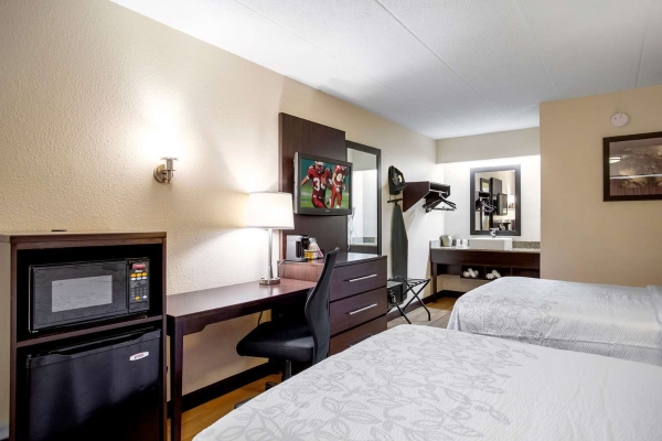 Hotel Red Roof PLUS Chicago-Willowbrook